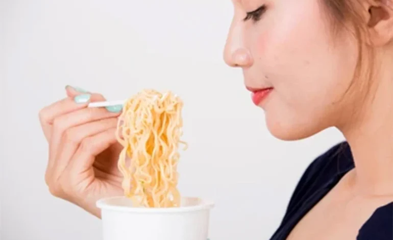5 Bahaya Makan Mi Instan yang Mengancam Kesehatan