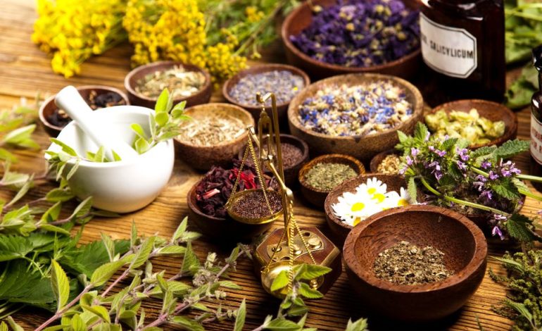 4 Cara alami Menghilangkan Bibir Hitam dengan Cepat​